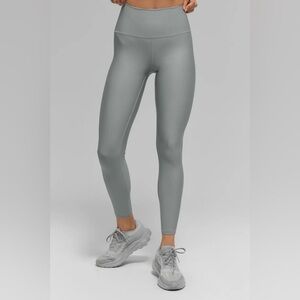 ALO Yoga Lunar Gray  7/8 Airlift Leggings

Size XXS